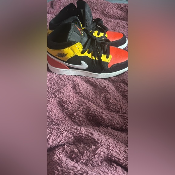 Jordan 1 Mid
Black Amarillo Team Orange - Picture 2 of 4